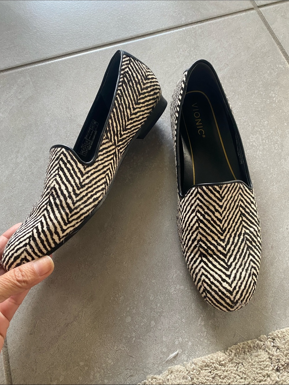 Vionic Black and Cream Herringbone Size 9 Slip-On Loafers - Picture 3 of 7